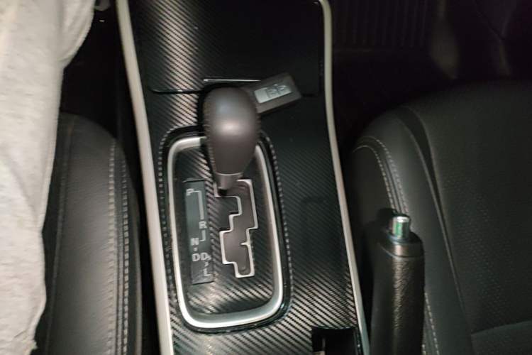 Used Mitsubishi Outlander 2018 2.0L Two-Wheel Drive Glory Edition 5 Seats Gear Lever