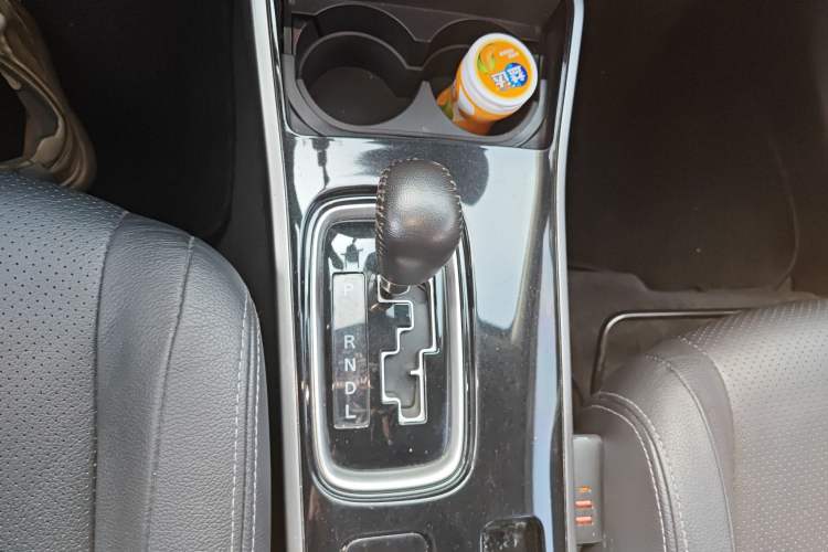 Used Mitsubishi Outlander 2018 2.4L 4x4 Luxury Edition 7-Seater Gear Lever