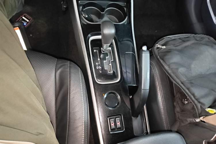 Used Mitsubishi Outlander 2018 2.0L Two-Wheel-Drive Jiale Edition 7-Seater Gear Lever