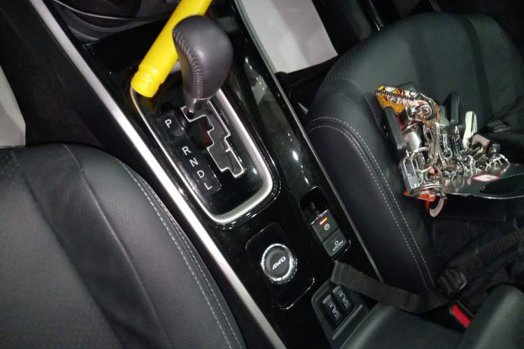Used Mitsubishi Outlander 2018 2.4L 4x4 Elite Edition 5 Seats Gear Lever
