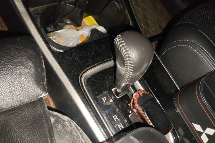 Used Mitsubishi Outlander 2018 2.4L 4x4 Elite Edition 5 Seats Gear Lever
