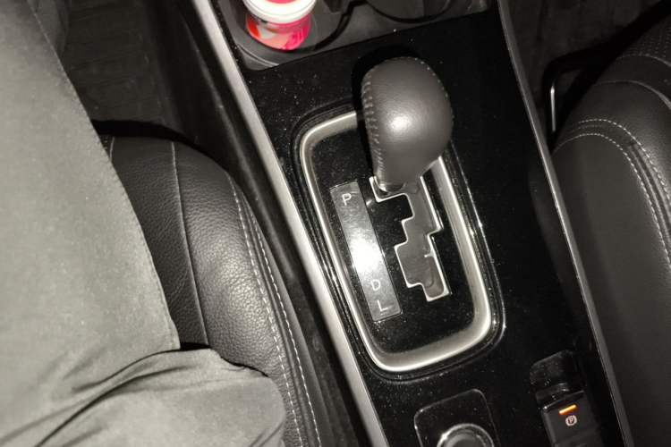 Used Mitsubishi Outlander 2018 2.4L 4x4 Elite Edition 5 Seats Gear Lever