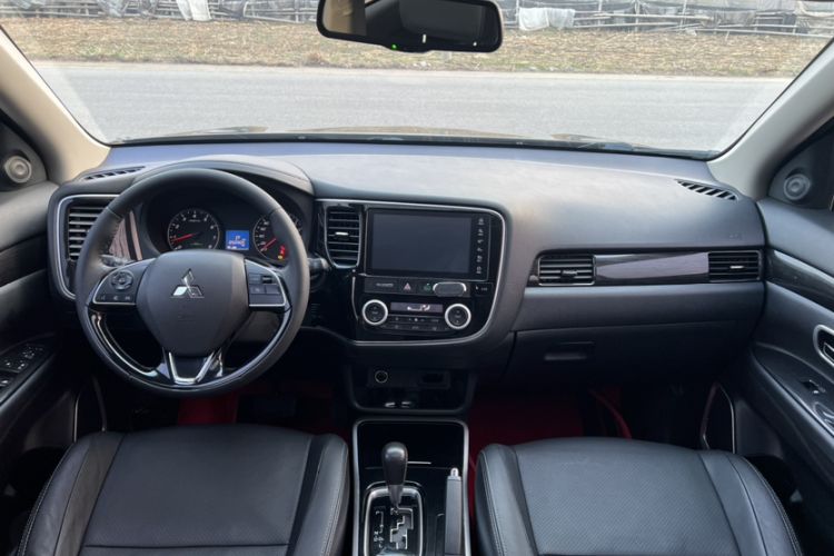 Used Mitsubishi Outlander 2018 2.0L Two-Wheel Drive Glory Edition 5 Seats Interior 2
