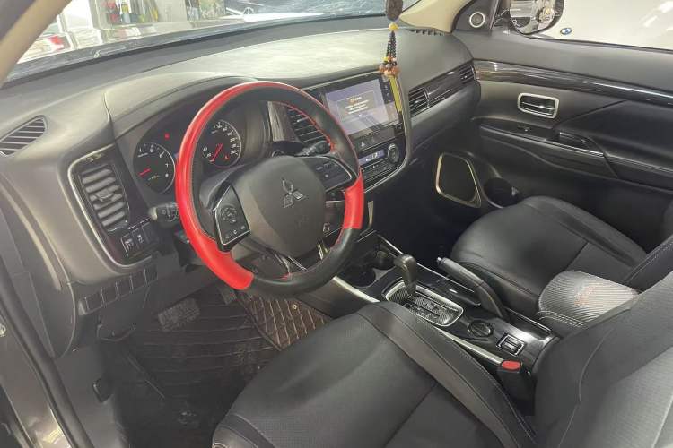 Used Mitsubishi Outlander 2018 2.0L Two-Wheel Drive Glory Edition 5 Seats Interior 2