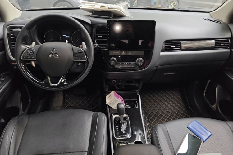 Used Mitsubishi Outlander 2018 2.4L 4x4 Prestige Edition 7 Seats Interior 2