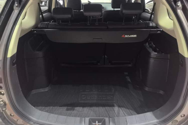 Used Mitsubishi Outlander 2018 2.0L Two-Wheel Drive Glory Edition 5 Seats Interior 2