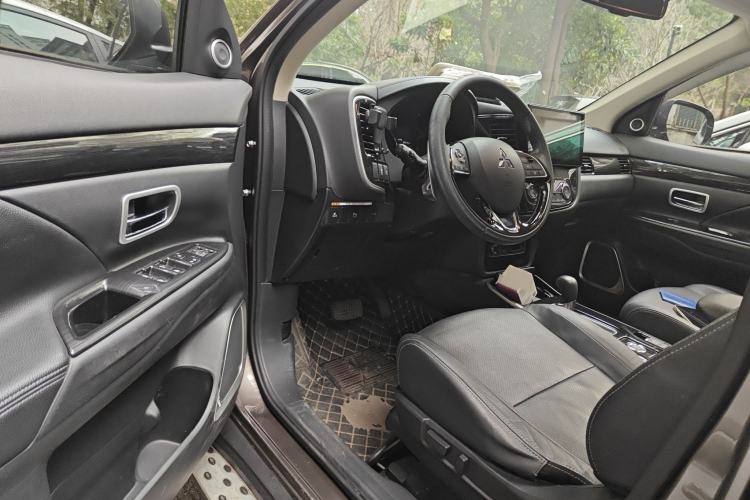 Used Mitsubishi Outlander 2018 2.4L 4x4 Prestige Edition 7 Seats Interior 3