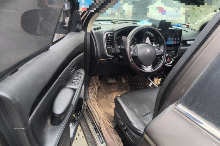 Used Mitsubishi Outlander 2018 2.4L 4x4 Luxury Edition 7-Seater Interior 3