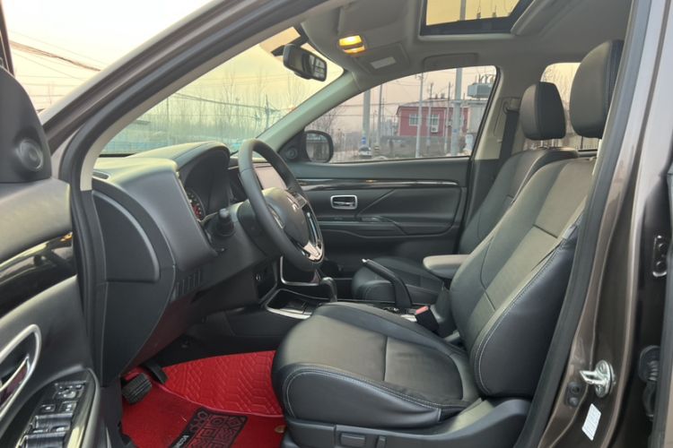 Used Mitsubishi Outlander 2018 2.0L Two-Wheel Drive Glory Edition 5 Seats Interior 4