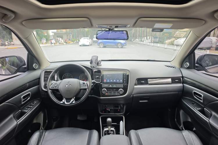 Used Mitsubishi Outlander 2018 2.0L Two-Wheel Drive Glory Edition 5 Seats Interior 4