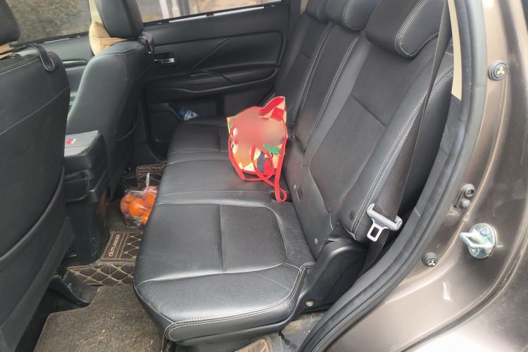Used Mitsubishi Outlander 2018 2.4L 4x4 Luxury Edition 7-Seater Interior 4