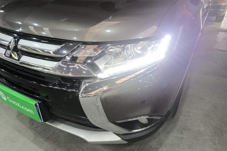 Used Mitsubishi Outlander 2018 2.0L Two-Wheel-Drive Jiale Edition 7-Seater Left Front Headlight