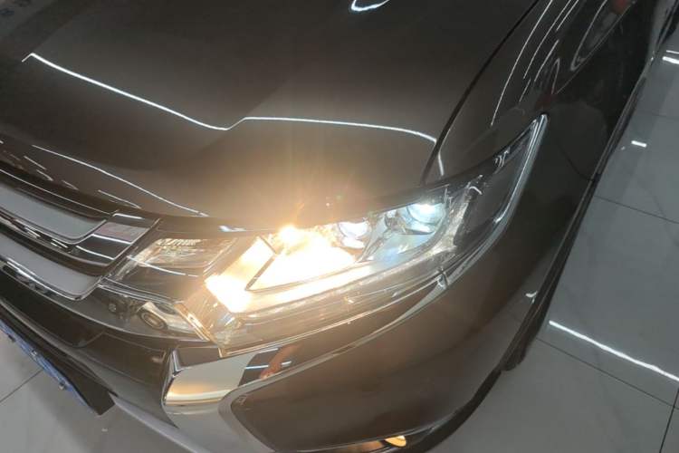 Used Mitsubishi Outlander 2018 2.4L 4x4 Elite Edition 5 Seats Left Front Headlight