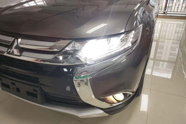 Used Mitsubishi Outlander 2018 2.0L Two-Wheel Drive Glory Edition 5 Seats Left Front Headlight