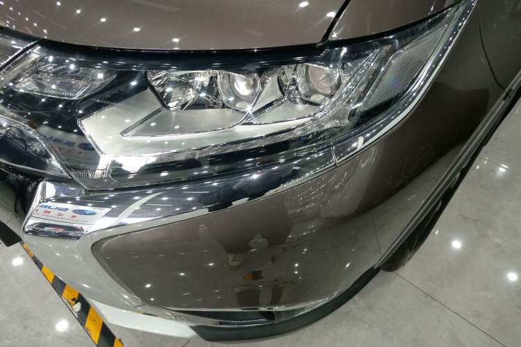 Used Mitsubishi Outlander 2018 2.4L 4x4 Elite Edition 5 Seats Left Front Headlight