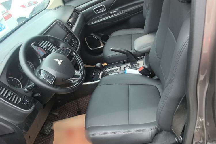Used Mitsubishi Outlander 2018 2.0L Two-Wheel Drive Glory Edition 5 Seats Left Front Seat
