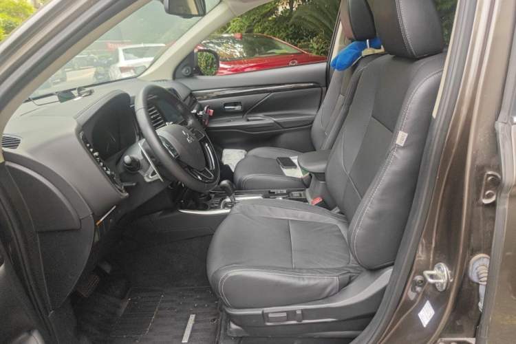 Used Mitsubishi Outlander 2018 2.4L 4x4 Luxury Edition 7-Seater Left Front Seat