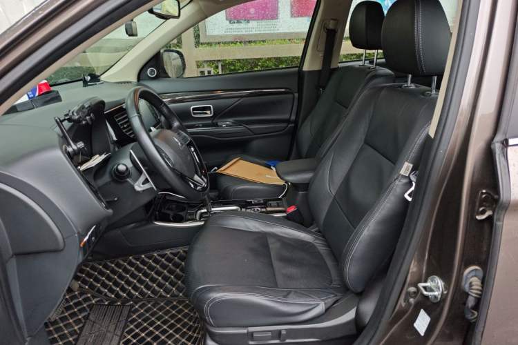 Used Mitsubishi Outlander 2018 2.4L 4x4 Elite Edition 5 Seats Left Front Seat