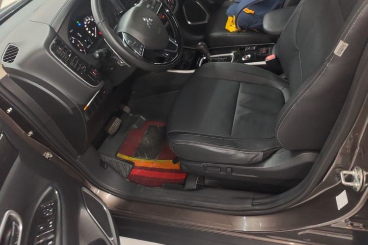 Used Mitsubishi Outlander 2018 2.4L 4x4 Elite Edition 5 Seats Left Front Seat