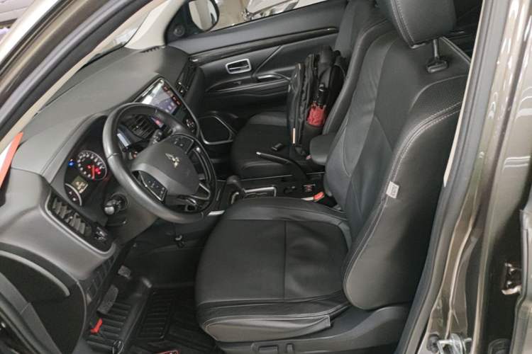Used Mitsubishi Outlander 2018 2.0L Two-Wheel Drive Glory Edition 5 Seats Left Front Seat