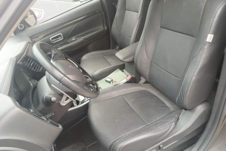 Used Mitsubishi Outlander 2018 2.4L 4x4 Luxury Edition 7-Seater Left Front Seat