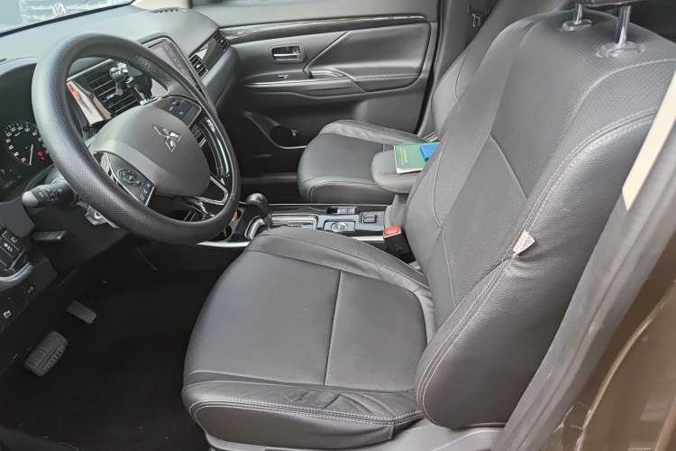 Used Mitsubishi Outlander 2018 2.4L 4x4 Luxury Edition 7-Seater Left Front Seat