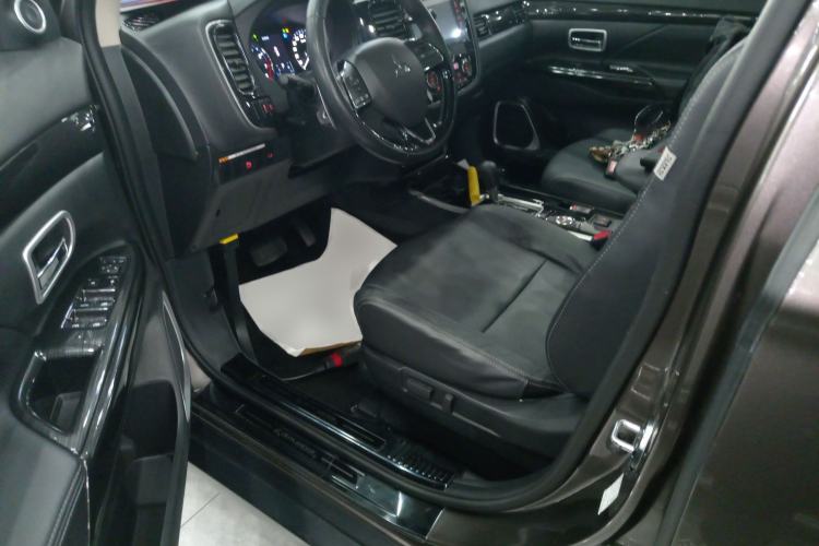 Used Mitsubishi Outlander 2018 2.4L 4x4 Elite Edition 5 Seats Left Front Seat