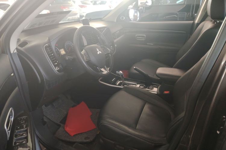 Used Mitsubishi Outlander 2018 2.0L Two-Wheel Drive Glory Edition 5 Seats Left Front Seat