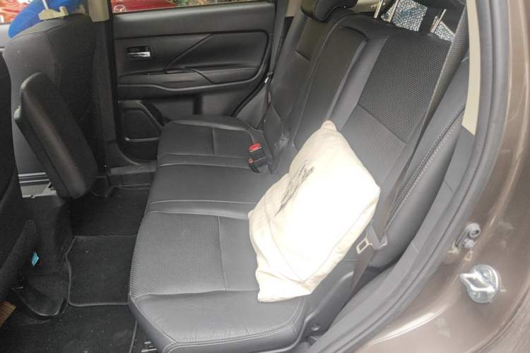 Used Mitsubishi Outlander 2018 2.4L 4x4 Luxury Edition 7-Seater Left Rear Seat