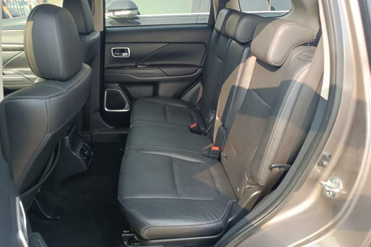 Used Mitsubishi Outlander 2018 2.0L Two-Wheel-Drive Jiale Edition 7-Seater Left Rear Seat