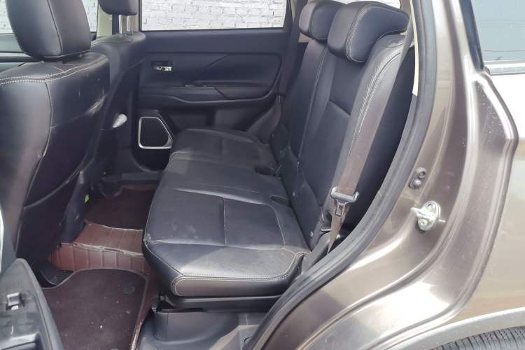 Used Mitsubishi Outlander 2018 2.0L Two-Wheel Drive Glory Edition 5 Seats Left Rear Seat