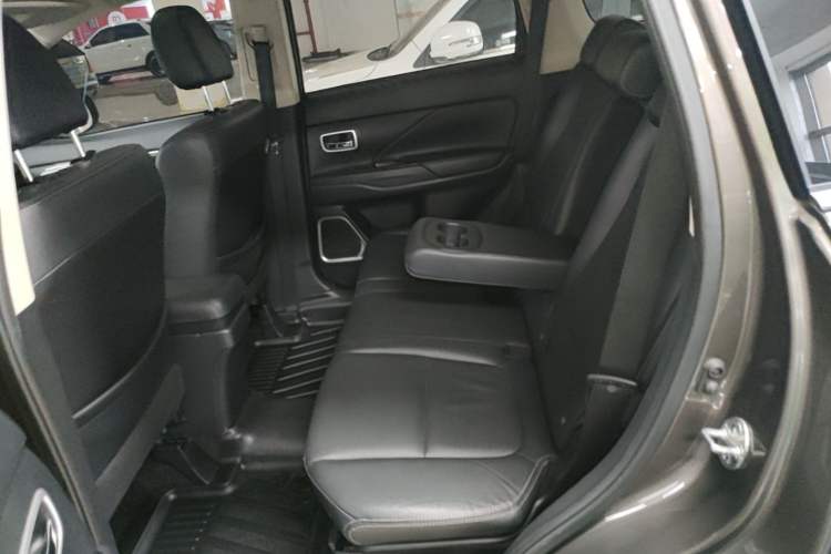 Used Mitsubishi Outlander 2018 2.0L Two-Wheel Drive Glory Edition 5 Seats Left Rear Seat