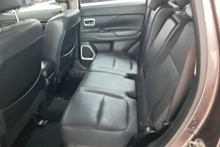 Used Mitsubishi Outlander 2018 2.0L Two-Wheel-Drive Jiale Edition 7-Seater Left Rear Seat