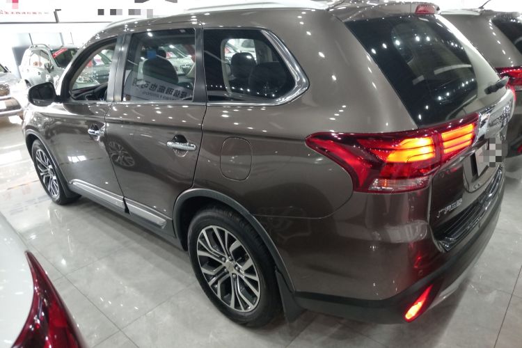 Used Mitsubishi Outlander 2018 2.4L 4x4 Elite Edition 5 Seats Left Side