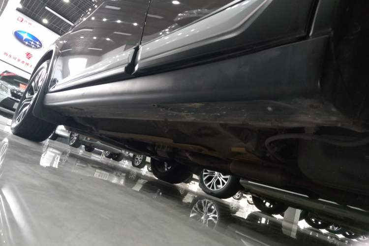 Used Mitsubishi Outlander 2018 2.4L 4x4 Elite Edition 5 Seats Left Side Sill
