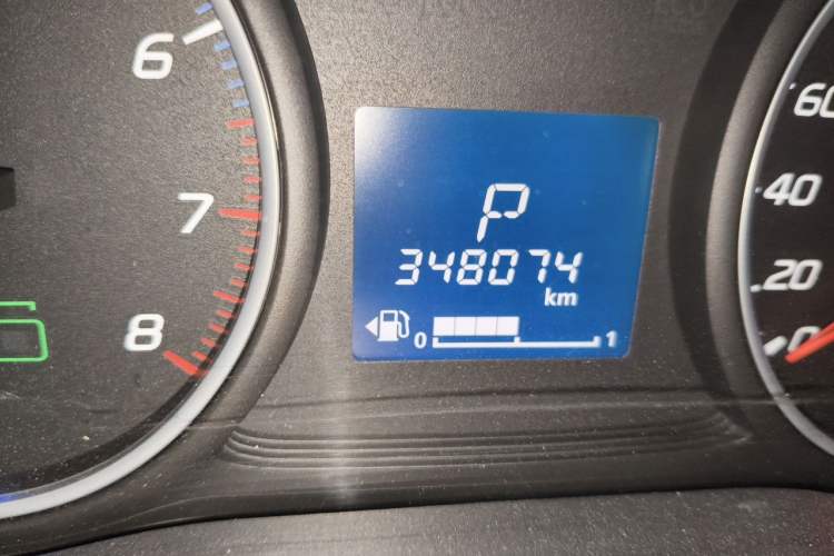 Used Mitsubishi Outlander 2018 2.0L Two-Wheel Drive Glory Edition 5 Seats Odometer Close Up