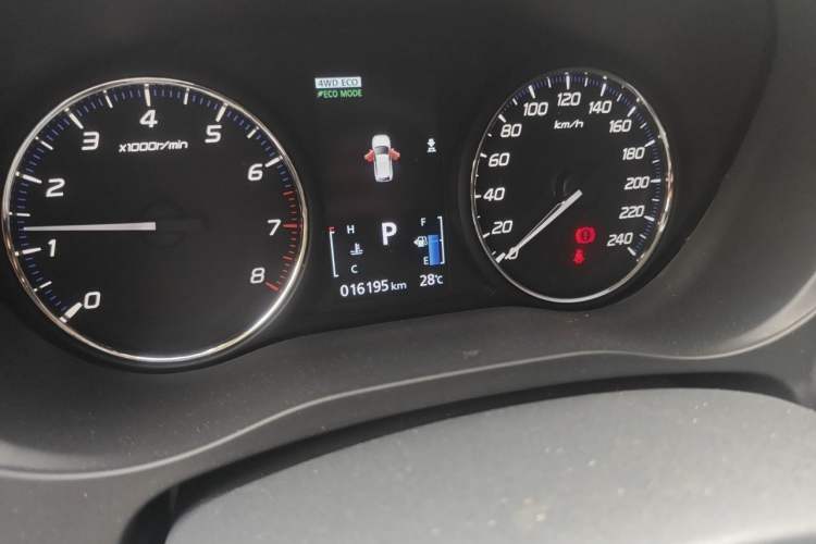 Used Mitsubishi Outlander 2018 2.4L 4x4 Luxury Edition 7-Seater Odometer Close Up