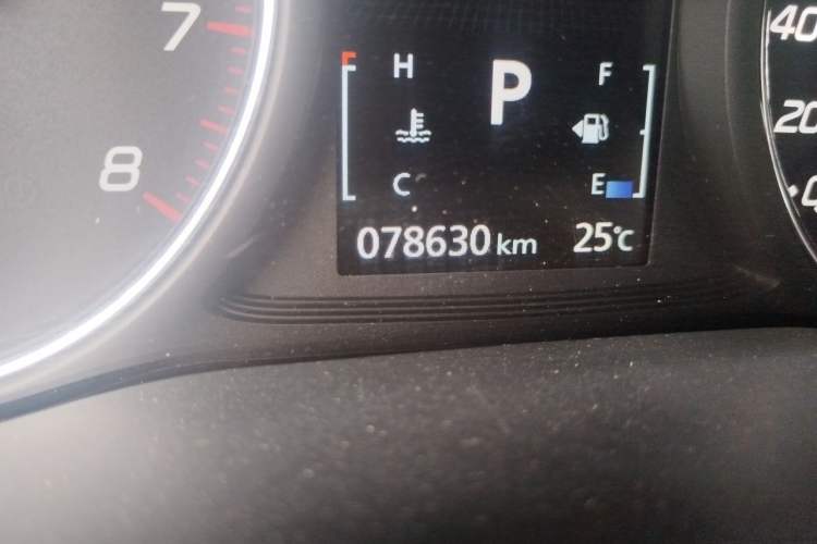 Used Mitsubishi Outlander 2018 2.4L 4x4 Luxury Edition 7-Seater Odometer Close Up