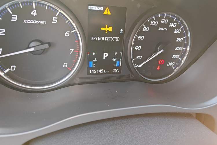 Used Mitsubishi Outlander 2018 2.4L 4x4 Luxury Edition 7-Seater Odometer Close Up