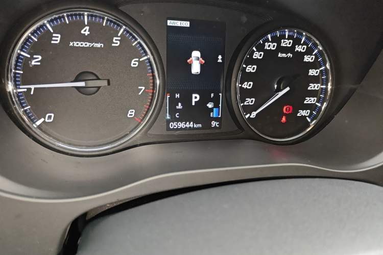 Used Mitsubishi Outlander 2018 2.4L 4x4 Prestige Edition 7 Seats Odometer Close Up