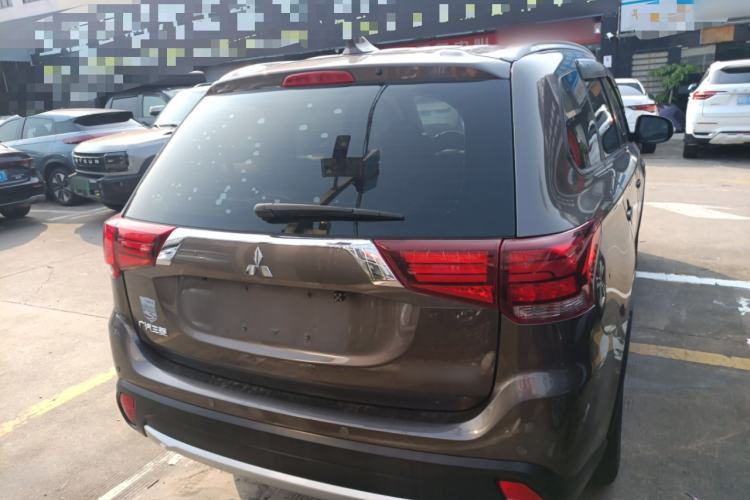 Used Mitsubishi Outlander 2018 2.0L Two-Wheel-Drive Jiale Edition 7-Seater Rear