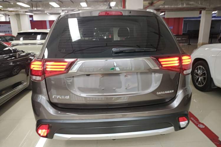Used Mitsubishi Outlander 2018 2.0L Two-Wheel Drive Glory Edition 5 Seats Rear