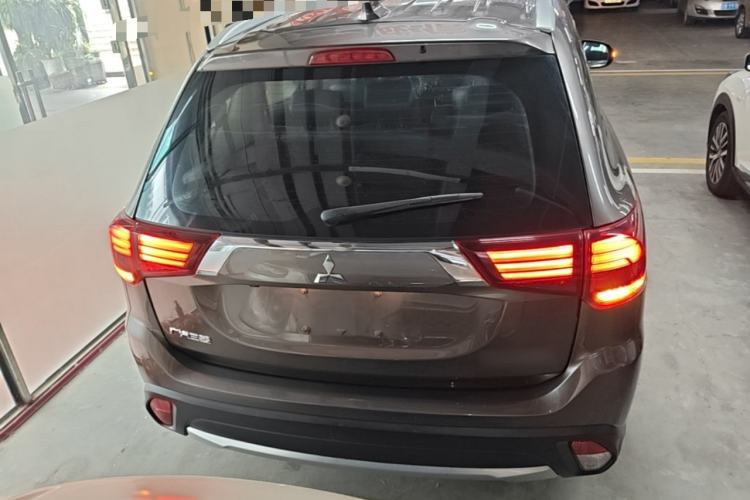 Used Mitsubishi Outlander 2018 2.0L Two-Wheel-Drive Jiale Edition 7-Seater Rear