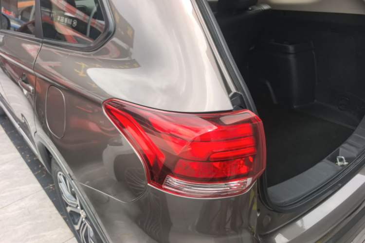 Used Mitsubishi Outlander 2018 2.0L Two-Wheel Drive Glory Edition 5 Seats Rear Left 45 Deg