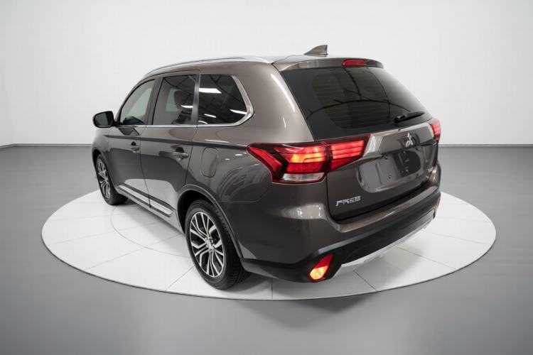 Used Mitsubishi Outlander 2018 2.0L Two-Wheel Drive Glory Edition 5 Seats Rear Left 45 Deg