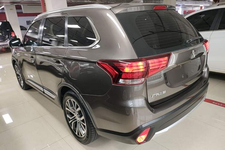 Used Mitsubishi Outlander 2018 2.0L Two-Wheel Drive Glory Edition 5 Seats Rear Left 45 Deg