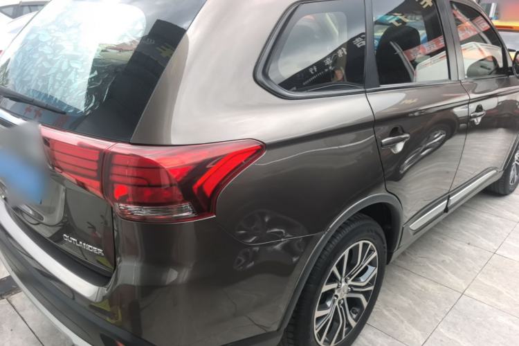 Used Mitsubishi Outlander 2018 2.0L Two-Wheel Drive Glory Edition 5 Seats Rear Right 45 Deg