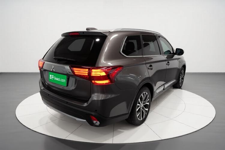 Used Mitsubishi Outlander 2018 2.0L Two-Wheel-Drive Jiale Edition 7-Seater Rear Right 45 Deg