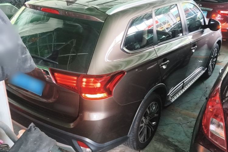 Used Mitsubishi Outlander 2018 2.0L Two-Wheel Drive Glory Edition 5 Seats Rear Right 45 Deg