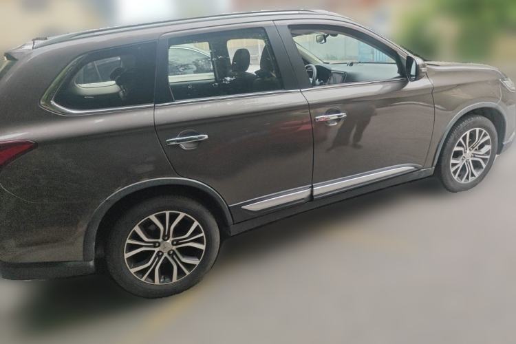 Used Mitsubishi Outlander 2018 2.4L 4x4 Luxury Edition 7-Seater Rear Right 45 Deg